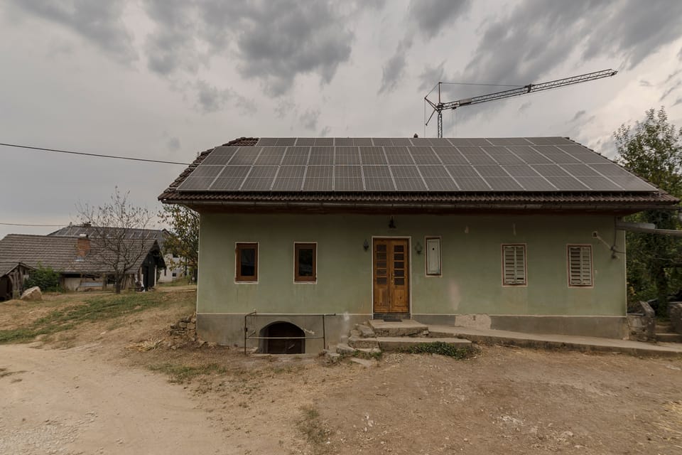 Zunanjost hiše Etno Izba s pročeljem in lesenimi vrati